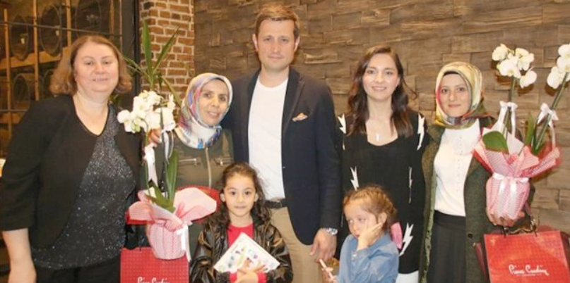 BELEDİYE BAŞKANIMIZ VAHAP AKAY VE EŞİ GÜLİZ AKAY ŞEHİT ANNELERİNİ İFTARDA AĞIRLADI